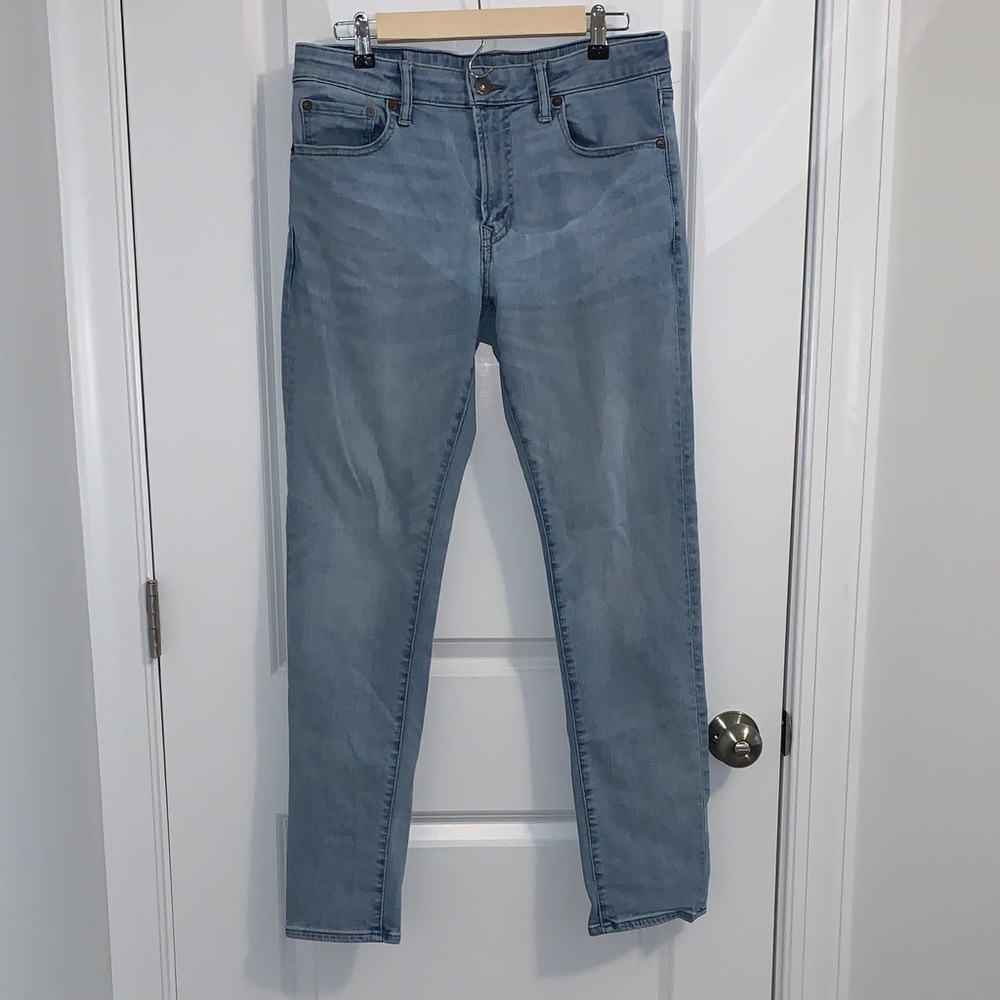American Eagle men’s Next Level Airflex skinny jeans light wash 32 x 32